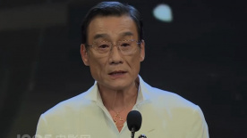 美女扒开双腿露出尿口